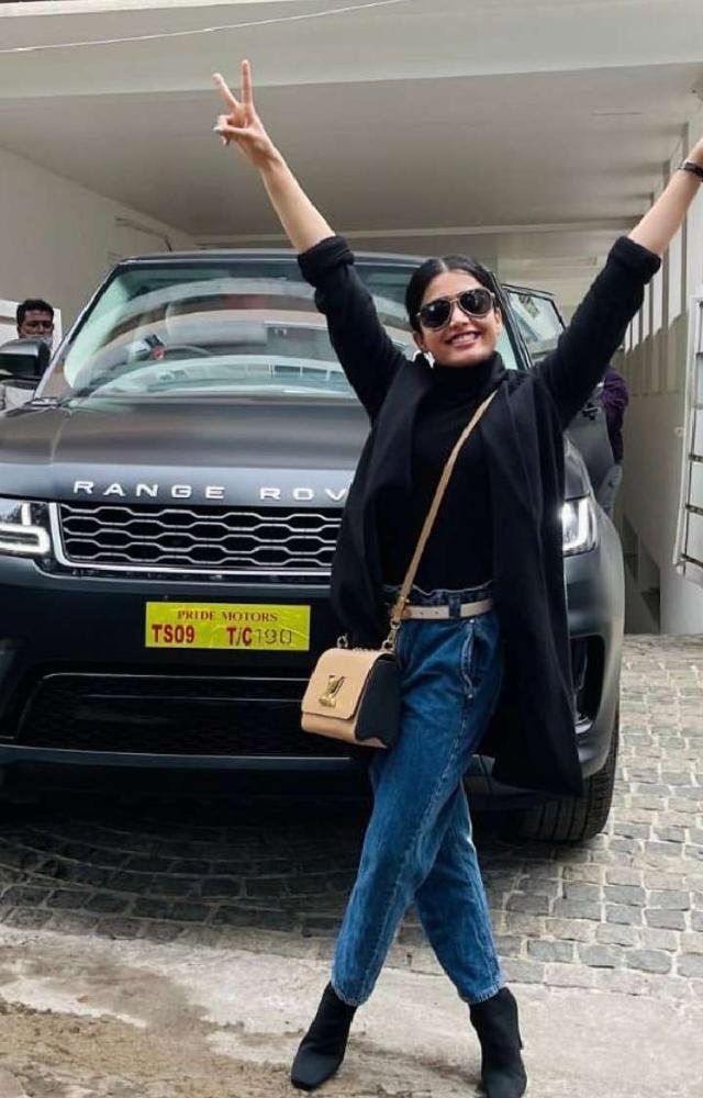 Actress owns a black Range Rover Sport, a facelifted second-gen model, combines sporty luxury with a top-spec HSE variant featuring a 2.0L turbo petrol engine.