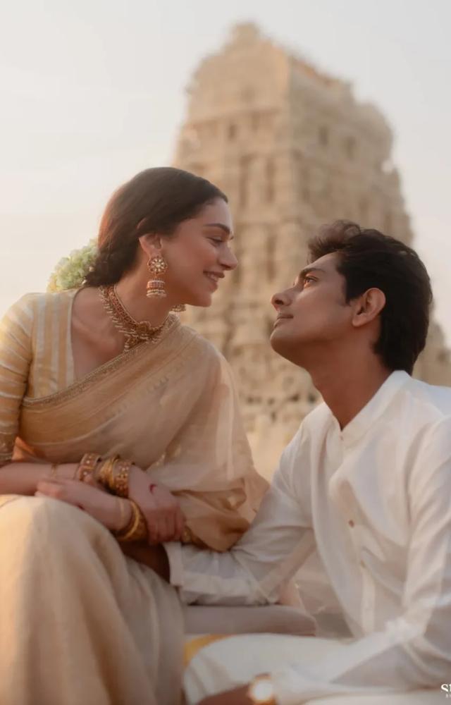 Aditi looked stunning in a golden saree, complemented by traditional gold jewellery, while Siddharth wore a white kurta and matching dhoti.