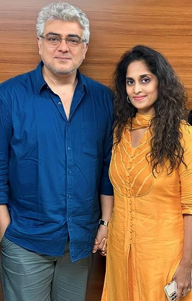 Ajith was distressed by the accident, but Shalini stayed calm. Their contrasting reactions highlighted their different personalities and drew them closer.