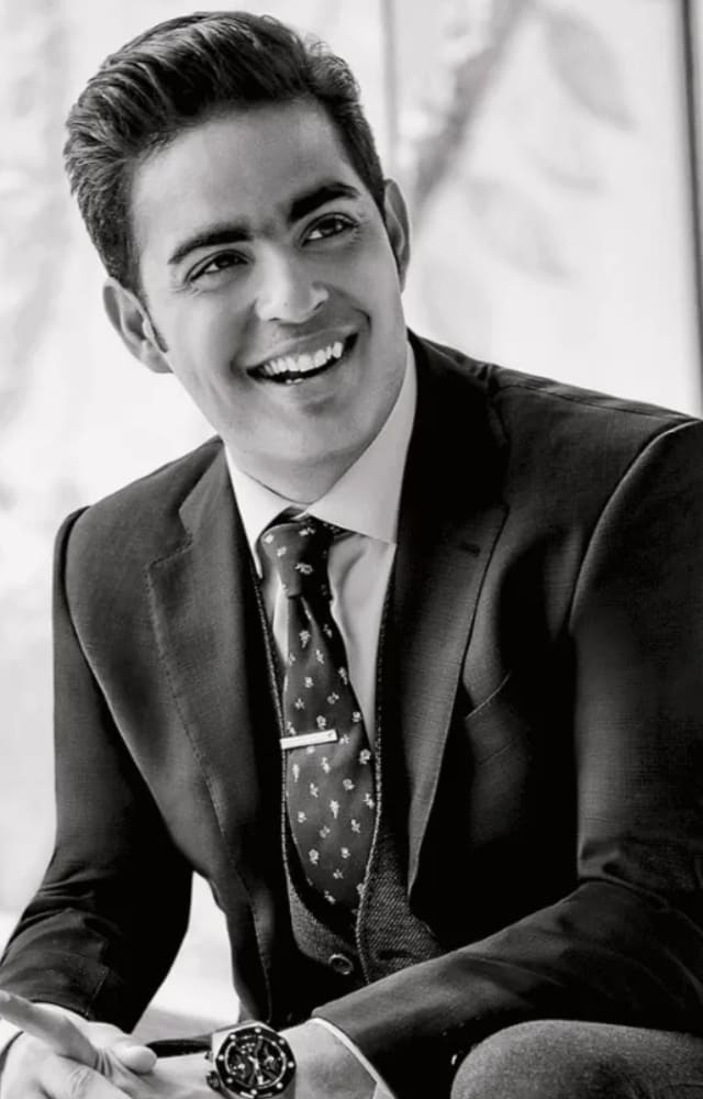 The eldest son of the Ambani family, Akash Ambani`s physical transformation left everyone shocked and inspired. He enjoys a net worth of Rs. 3,33,313 crore.