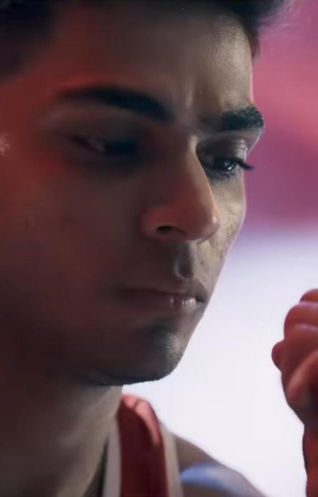 Follows a 19-year-old and his misfit friends who take up boxing, aiming for college grace marks after failing exams and navigating messy personal lives.
