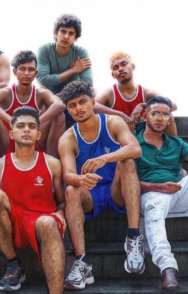 Explores themes of identity crisis, friendship, young love, and self-discovery amidst the backdrop of competitive boxing and academic pressure.