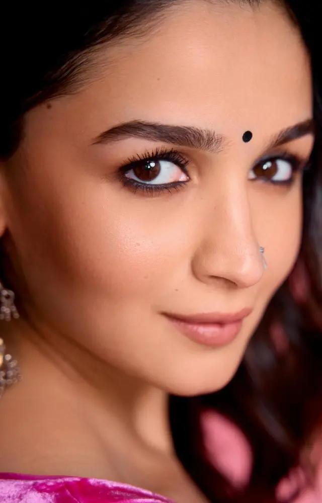 For makeup, the actress opted for natural glam with main focus on kohled eyes 