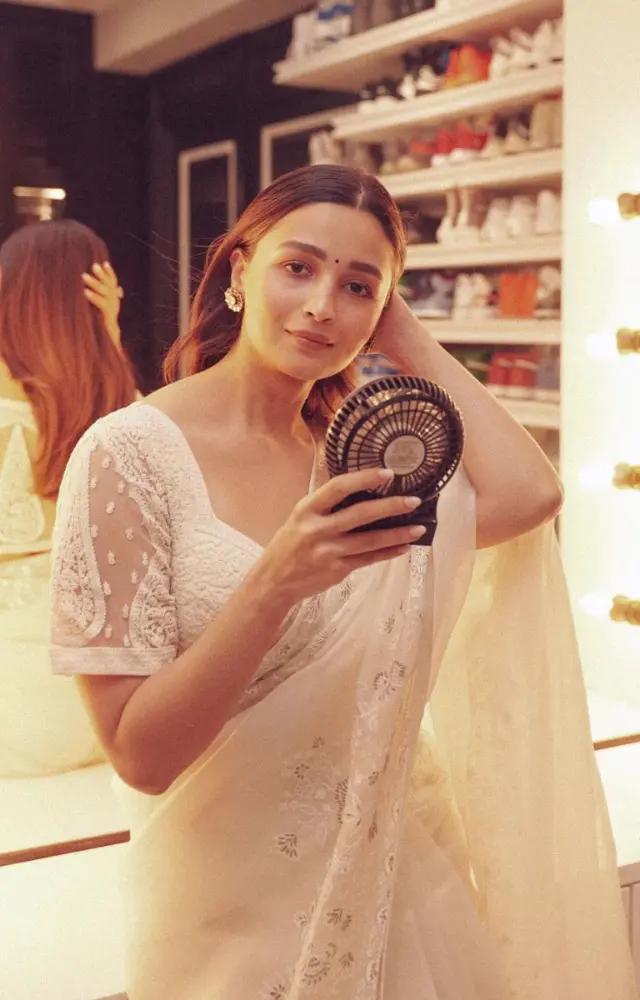 Alia Bhatt looked gorgeous in this white simple saree. It could be the ideal choice if you;re looking for something modest yet elegant
