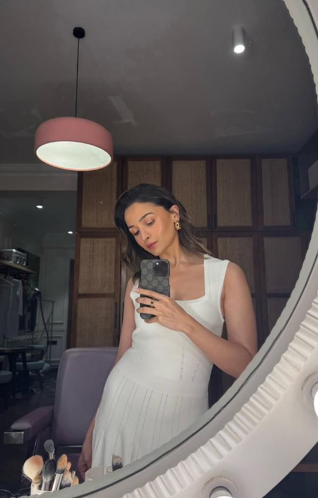 She looks stunning in a white ensemble as Alia flaunts her subtle makeup in this mirror selfie.