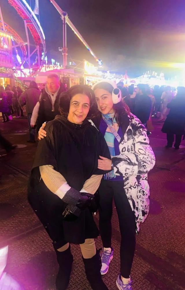 Recently, Sara celebrated Christmas with her mother in London