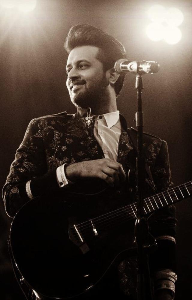 He masterfully blends romantic ballads, soulful melodies, and high-energy tracks, ensuring there`s something for everyone in the crowd.