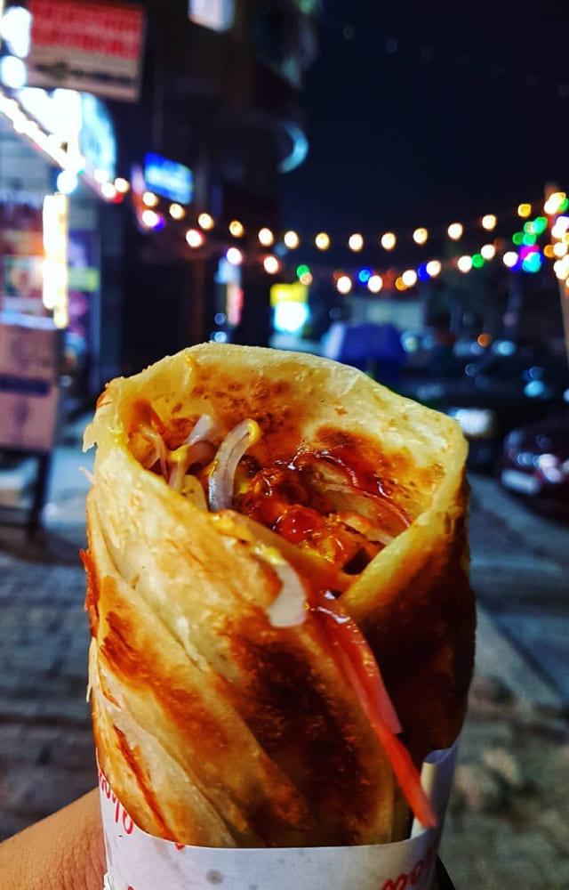 A tiny eatery nestled in the bylanes near Fort`s Rythm House, Ayub`s is a paradise for non-veg lovers. Its chicken rolls are to die for. Open till 4:00 AM.