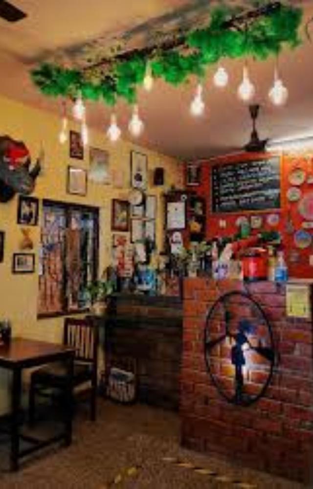 Renowned for its cozy atmosphere and hearty breakfast options, including pancakes, waffles, and sandwiches. It`s a great spot for a casual, laid-back brunch.