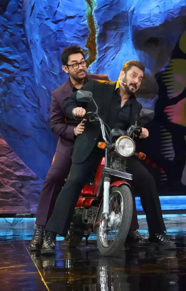 The two Bollywood superstars recreated their iconic entry from Andaz Apna Apna. Aamir came to promote his son Junaid Khan`s movie Loveyapa.