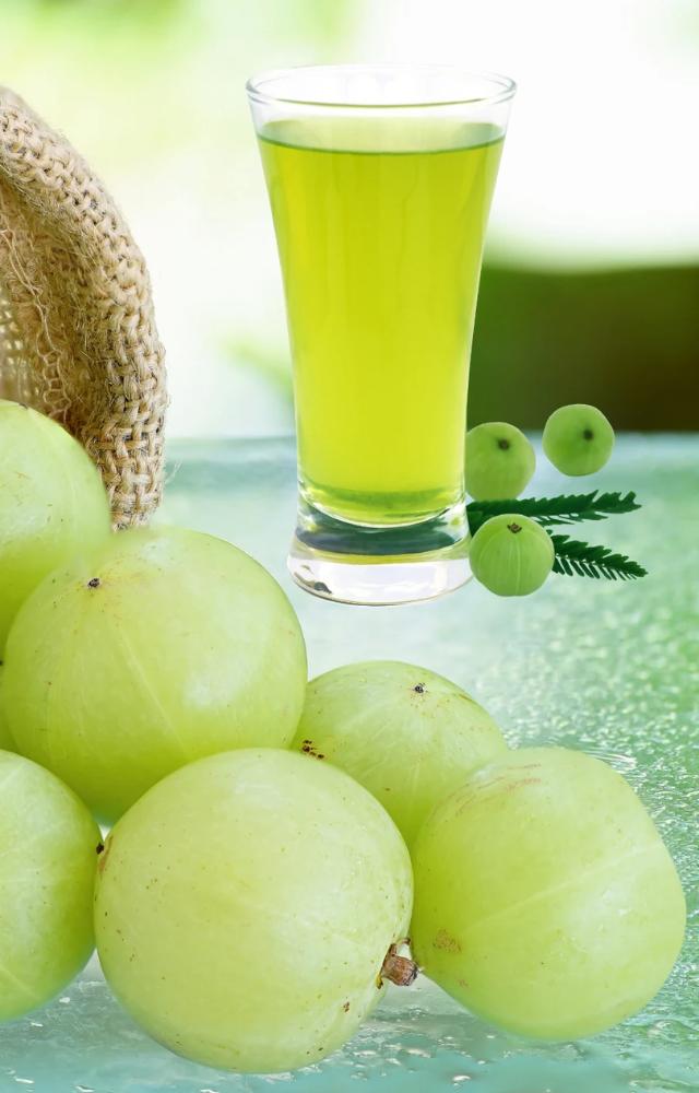 Amla acts as a natural detoxifier, helping to flush out toxins from the body and cleanse the liver and kidneys.
