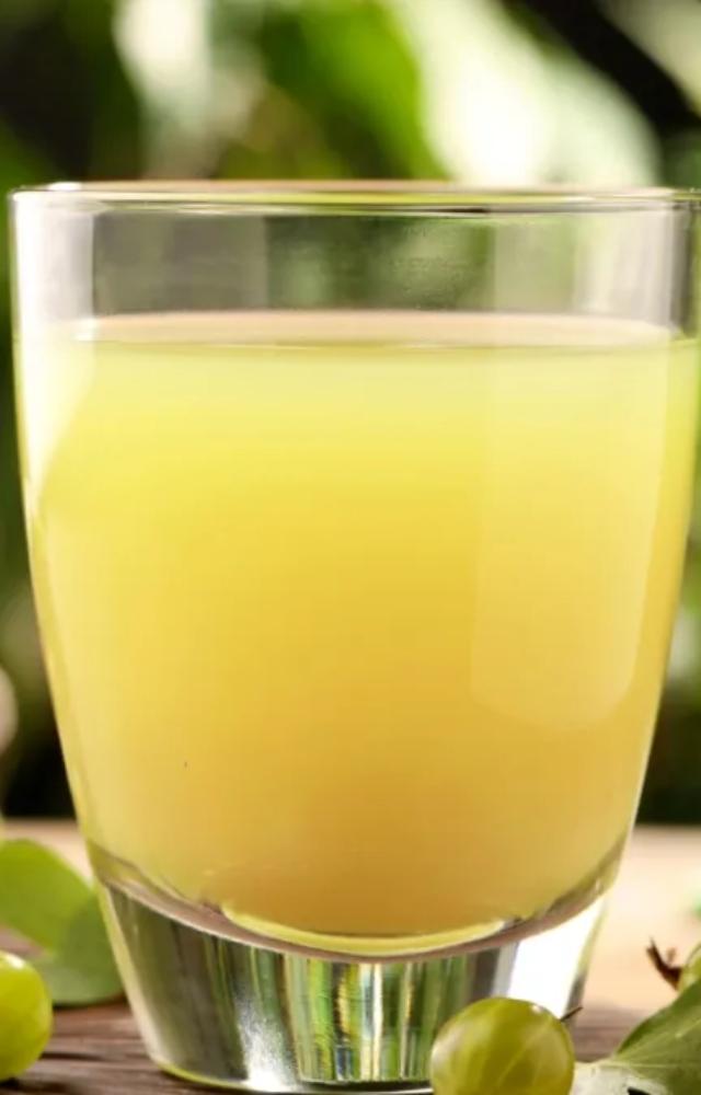 Amla is high in fibre and can stimulate the production of digestive enzymes, promoting better digestion, preventing constipation, and supporting a healthy gut.