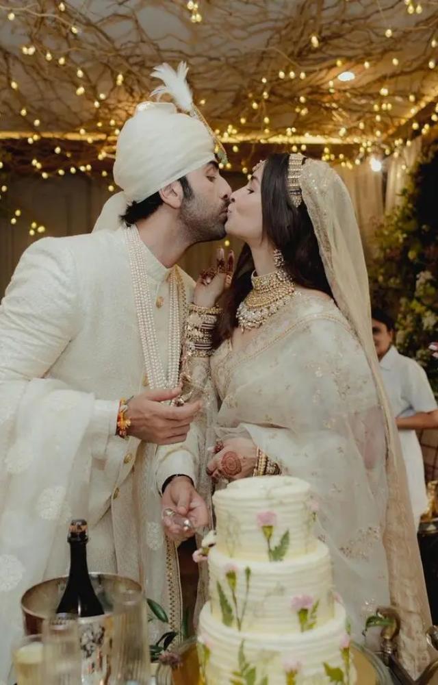 Another Bollywood wedding that gave us some memorable kisses to remember! Ranbir Kapoor nd Alia Bhatt sealed their wedding day with sweet kisses