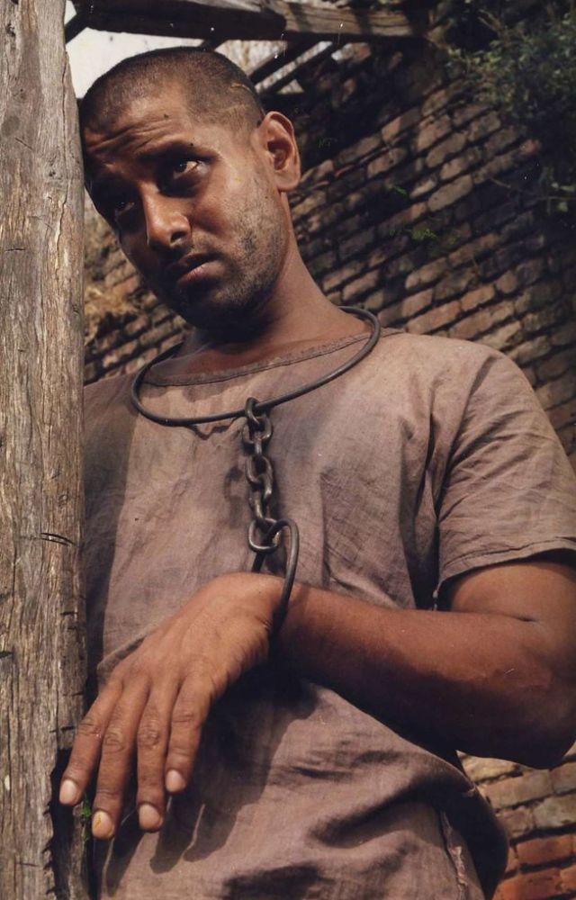In 1999, Vikram underwent a drastic transformation for his role in the romantic drama 'Sethu', shaving his head, losing weight, and growing his nails.