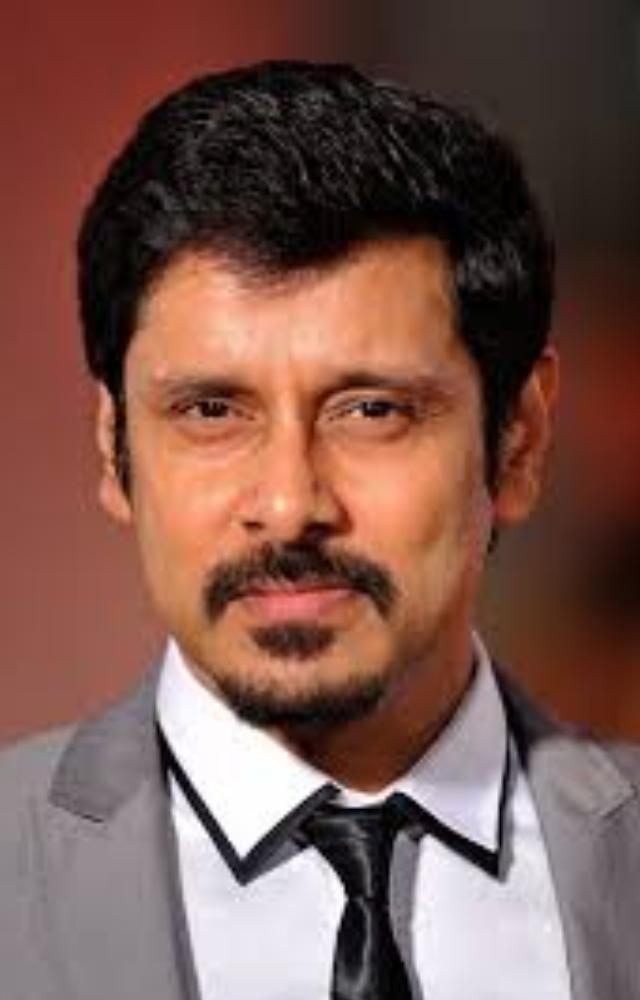 A bodybuilder whose disfigurement fuels a vengeful transformation, demanding a physically and emotionally challenging performance from Vikram.