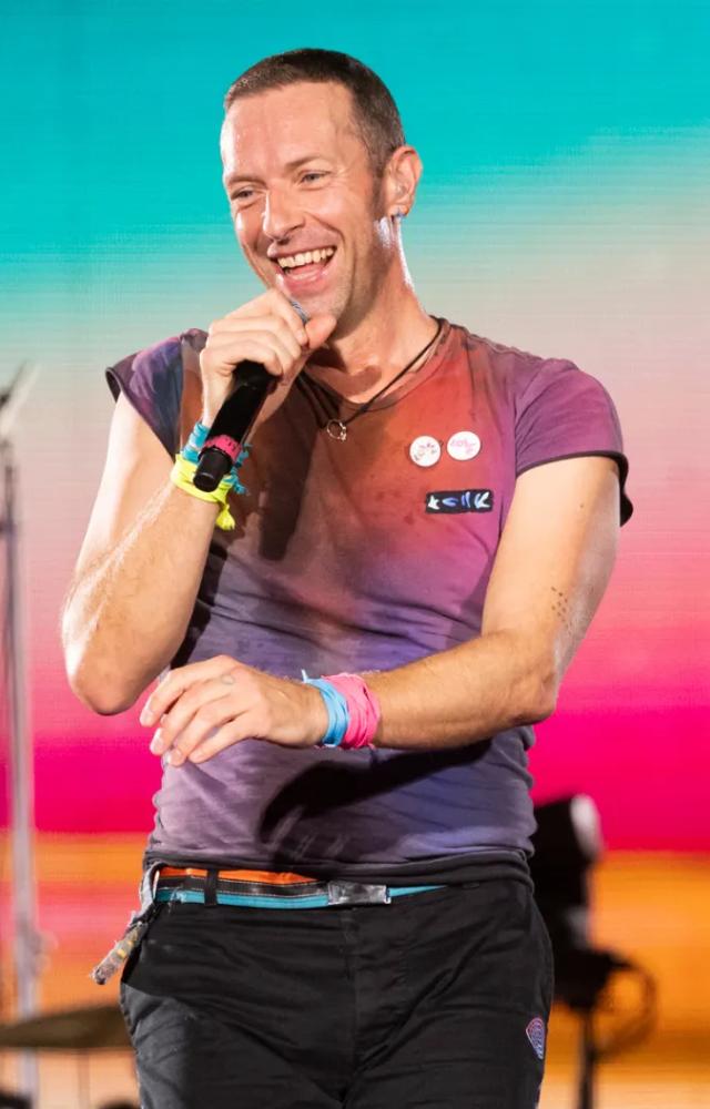 An early Coldplay hit, it`s a tender, poetic ode to unspoken love and devotion, featuring Chris Martin’s evocative vocals.
