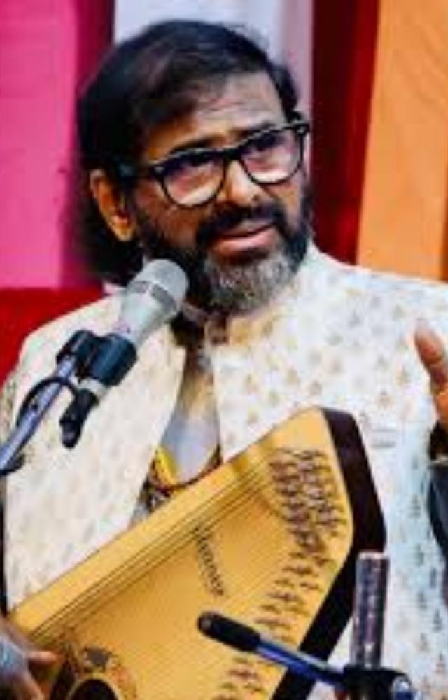 At the 'Manoradhangal' trailer launch, Asif Ali was tasked with presenting a memento to Ramesh Narayan