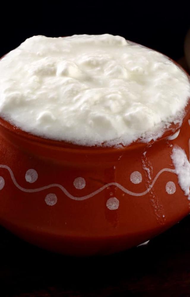 Curd is rich in probiotics, beneficial live bacteria that help balance your gut microbiome.