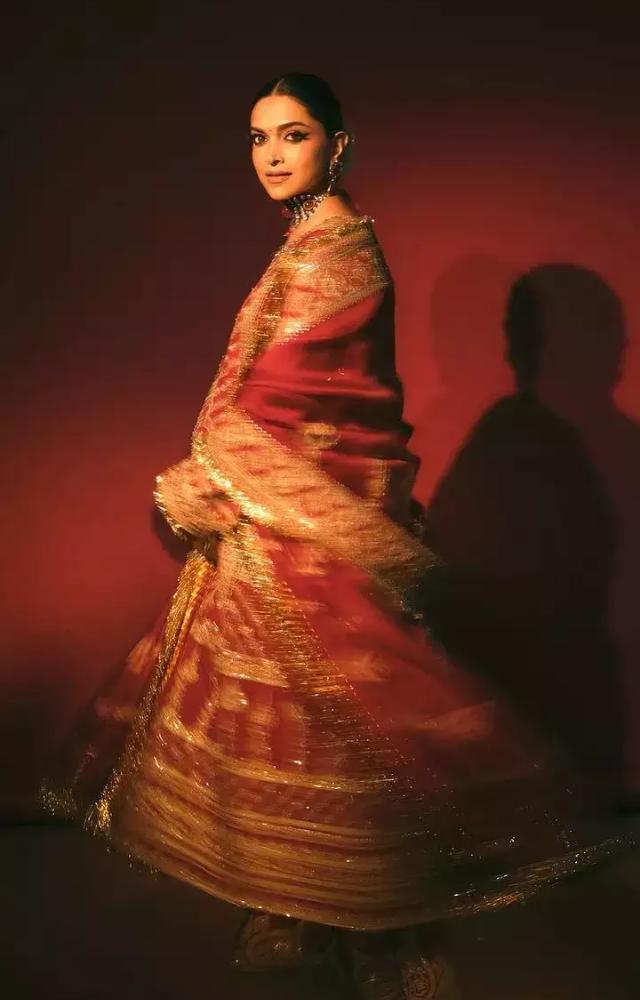 Confidently embracing her baby bump, she celebrated this cherished phase of her life with joy and grace, radiating confidence and happiness.