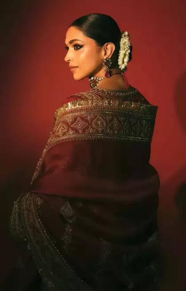 Deepika adorned a purple Karan Torani sari, a piece from the Torani Classics collection, featuring delicate embroidery and showcasing Indian artisanry.