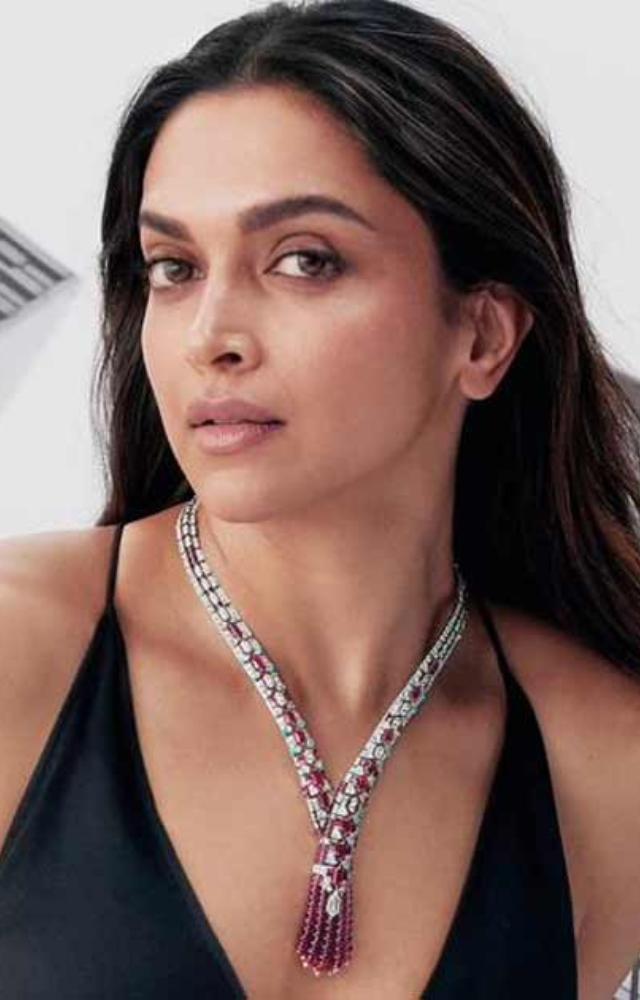 Deepika applies a dahi and besan face pack as it helps in controlling breakouts and helps nourish and moisturize the skin.