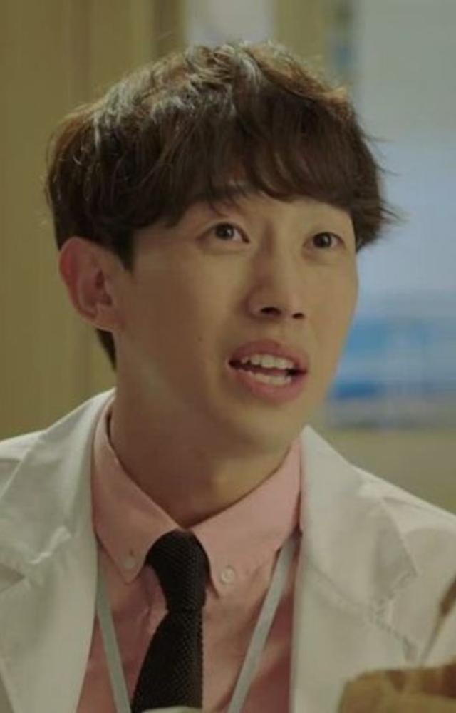 Kang Ki-young plays Kang Suk-beom, Oh Yeon-joo`s quirky and humorous colleague, providing comic relief in a suspenseful storyline.