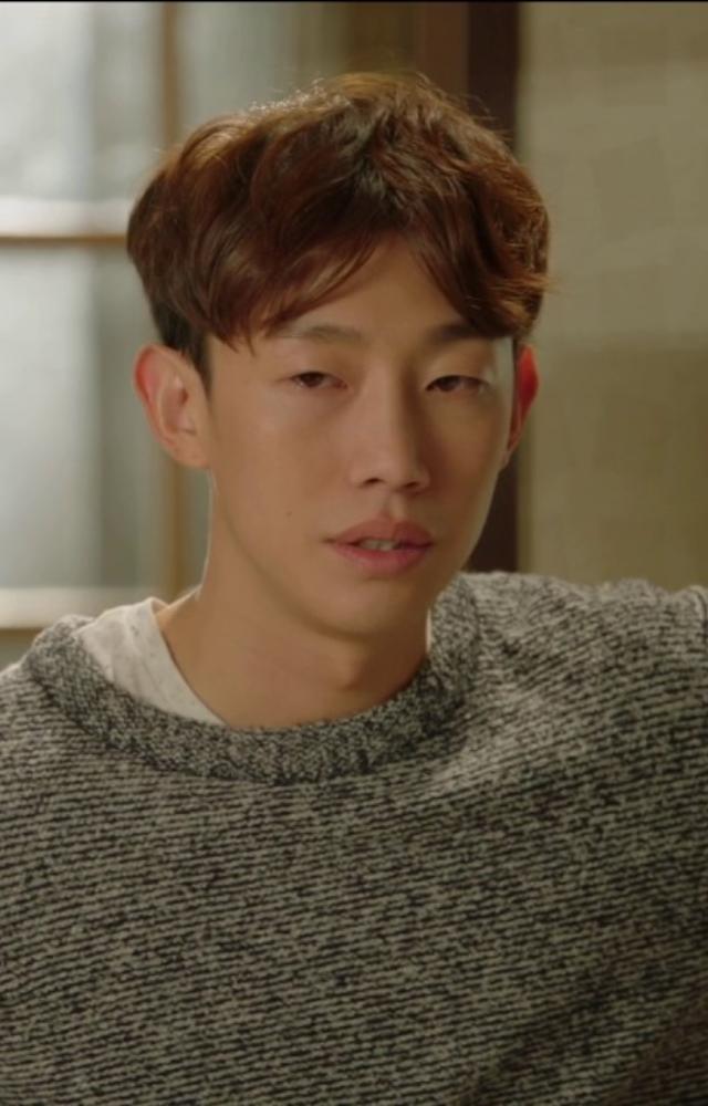 He portrays Kim Dae-ho, a goofy and supportive weightlifting coach known for his lightheartedness and encouragement of the athletes.