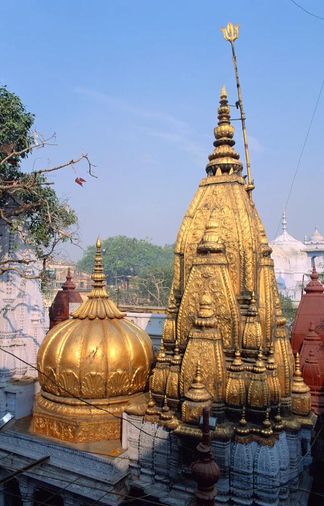 Kashi Vishwanath, a major Lord Shiva temple, attracts thousands of pilgrims during Dussehra, with powerful rituals and a spiritual ambiance.