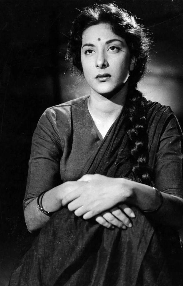 The Golden age of cinema featured actresses like Vyjayanthimala and Nargis in sarees with braided hairdos and neat makeup.