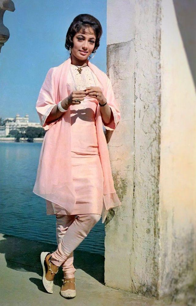 This was an era of fashion revolution, with Sadhana setting the fringed haircut trend, and Madhubala ruling the silver screen with her timeless beauty.