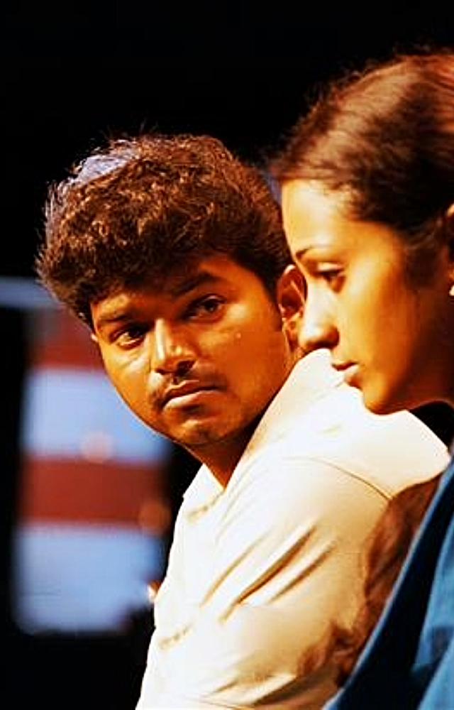 Ghilli is the Tamil remake of the Telugu action film “Okkadu”. Thalapathy Vijay’s performance in the lead role continues to be regarded as one of the gems 