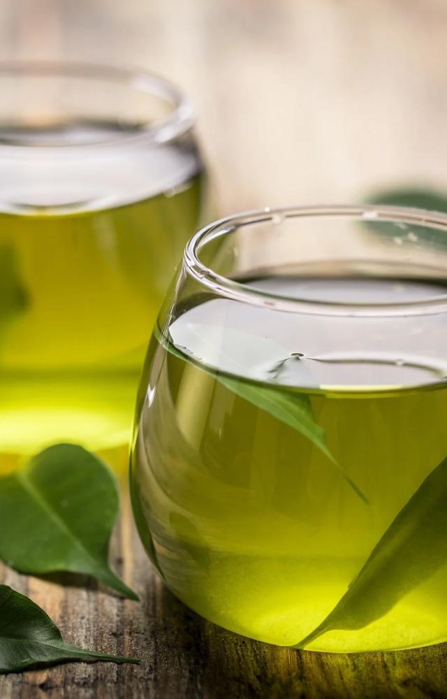 Packed with potent antioxidants called catechins, particularly EGCG, green tea helps combat cell damage from free radicals