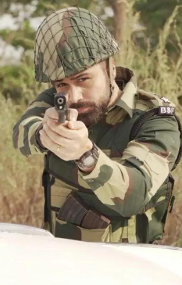 Set in 2001 Srinagar, BSF Officer Narendra Dubey battles a pistol gang targeting soldiers, led by the elusive terrorist Ghazi Baba.