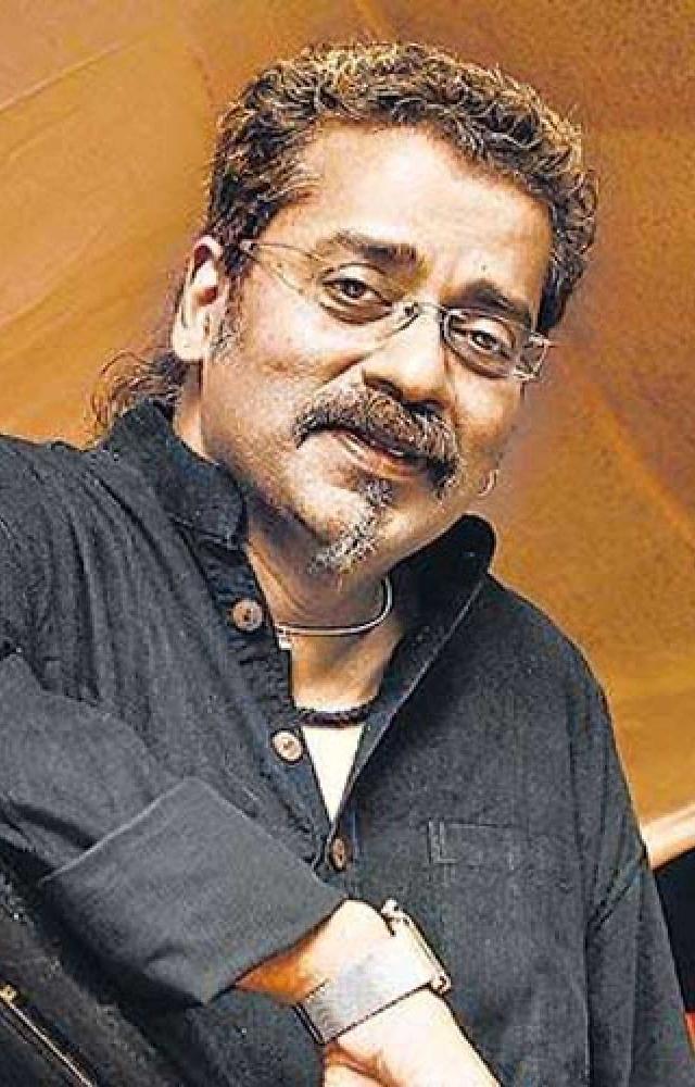 This song from the movie “Bombay,” with music and background score by AR Rahman. Hariharan’s rendition captures longing, heartbreak, and love