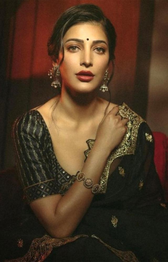She often wears beautifully crafted sarees with intricate embroidery
