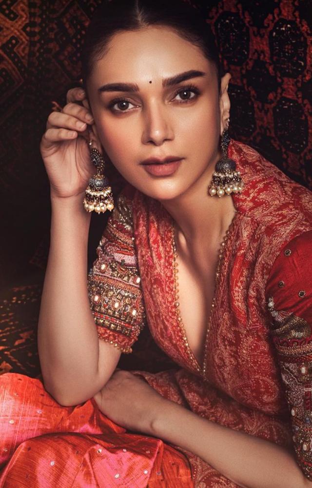 Bibbojaan, the fictional embodiment of this legacy in Heeramandi  stands as a testament to the resilience and ingenuity of women like Azeezunbai.