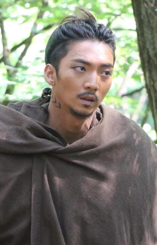 In this fantasy drama, Hwang Hee portrays Moo-baek, a loyal warrior caught in the political intrigues of an ancient civilisation.