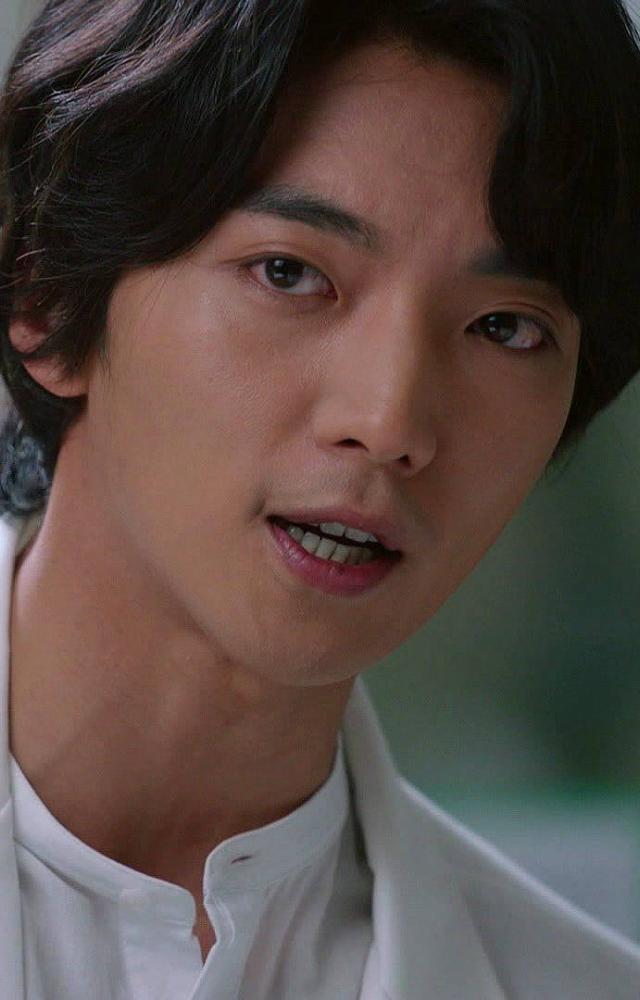 Hwang Hee stars as an anaesthesiology resident in this medical drama revolving around a genius doctor with an unorthodox approach to pain treatment.