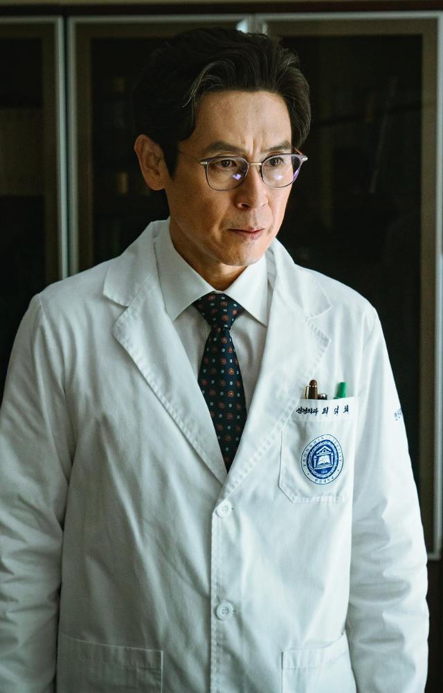 Se-ok`s ambition reveals a darker side, souring the mentorship. Losing her license after an illegal surgery, she becomes an underground surgeon for criminals.