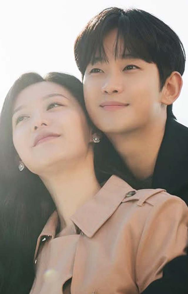 A wealthy couple faces a marital crisis, forcing them to confront their differences and rediscover love.