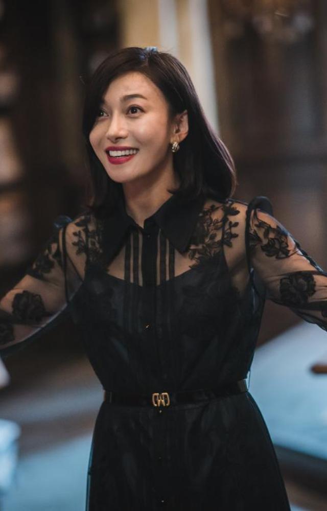 Jang Young-nam played a mysterious and manipulative mother who deeply influenced her daughter`s life.