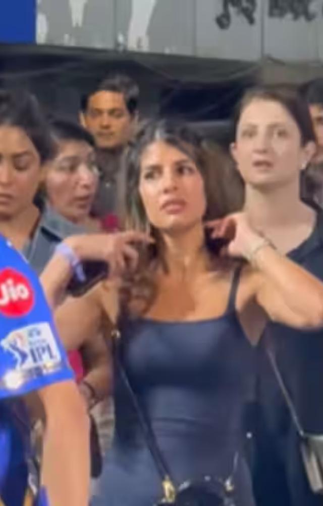 Singer Jasmin Walia, who is rumored to be dating cricketer Hardik Pandya, was recently spotted boarding the Mumbai bus after Mumbai defeated Kolkata.