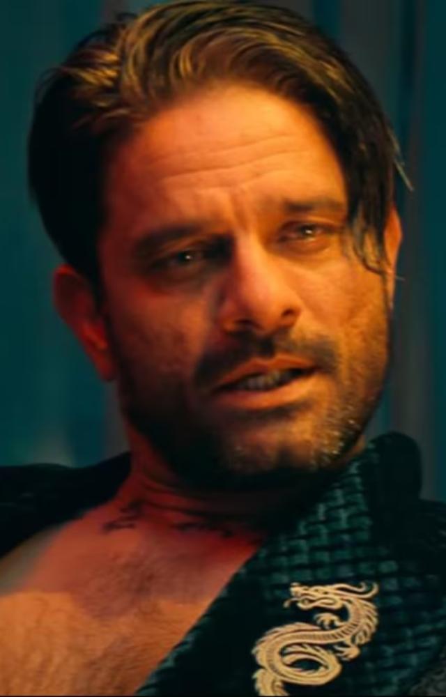 Rehan must steal the highly valuable `Red Sun` diamond, likened to Africa`s Kohinoor, while evading a determined detective, Vikram (Kunal Kapoor).