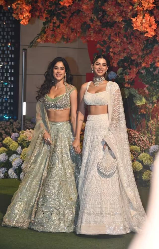 Both Janhvi and Khushi are the ultimate fashion divas, especially when it comes to ethnic wear. Be it lehengas or sarees, the two will always slay.