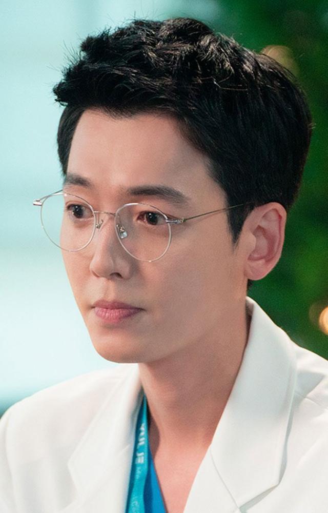 This heartwarming drama follows the lives of five doctors, including Jung Kyung-ho, who plays a cardiothoracic surgeon with a sharp tongue but a kind heart.