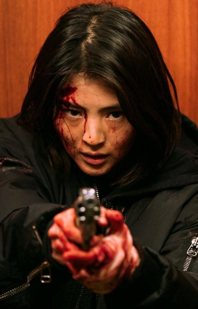 Driven by revenge, Jiwoo infiltrates a gang to find her father`s killer. Action-packed and gritty, showcasing her fierce determination and complex morality.