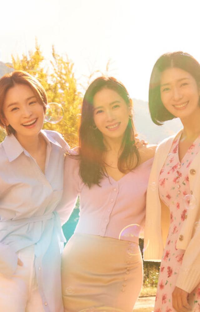 Three best friends face life`s challenges, including love, careers, and a devastating diagnosis. A realistic and heartwarming portrayal of female friendships.
