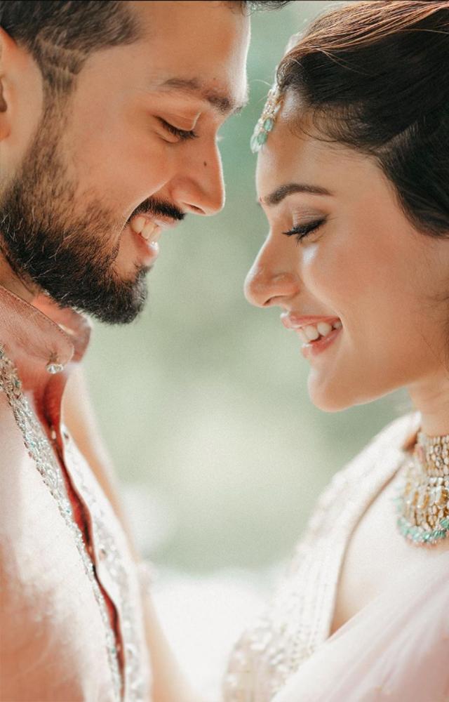Check out of lovely pic of actor Kalidas Jayaram and model Tarini Kalingarayar getting engaged!