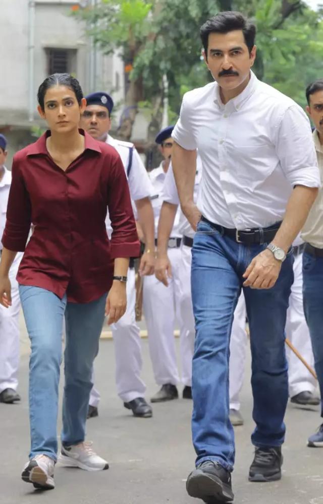 Set in the early 2000s in West Bengal, an IPS officer, Arjun Maitra aspires to bring change to a place dominated by politicians and gangsters.