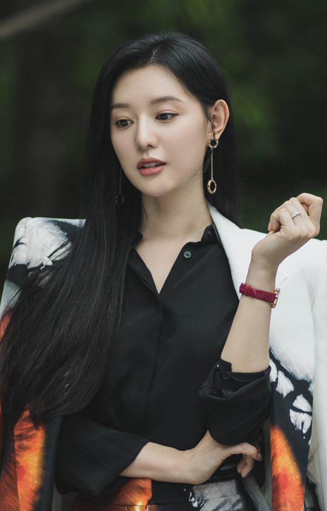 Kim Ji-won plays Hong Hae-in, a chaebol`s daughter who navigates challenges in love and life with her husband in a battle to protect their family.